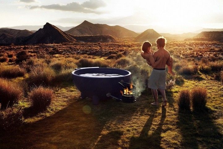 exklusive Badewanne für draußen - zwei junge Menschen in der freien Natur