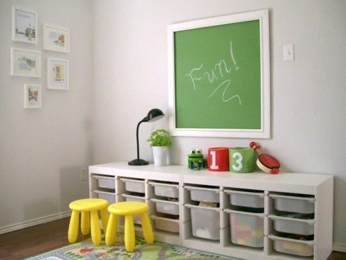 grüne Tafelwand gelbe Kinderstühle Stauraum Schubladen Kinderzimmer