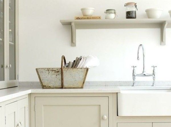 weiße Küche mit schönen Granit-Arbeitsplatten