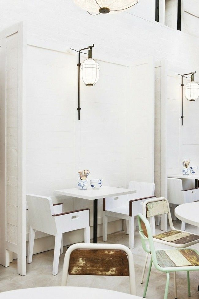 weiße Stühle Lichkörper aus Papier Davids Restaurant resized