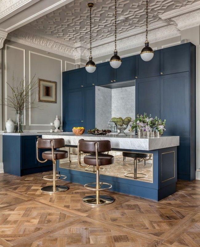 Furnishing ideas for an eclectic kitchen in dark blue