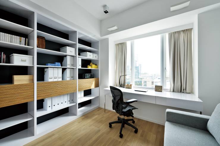 Home Office Ideen Ablagesystem in Weiß schwarzer Rollstuhl