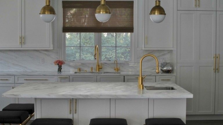 Prächtige Interieurs mit metallischen Elementen, die eine Goldmedaille