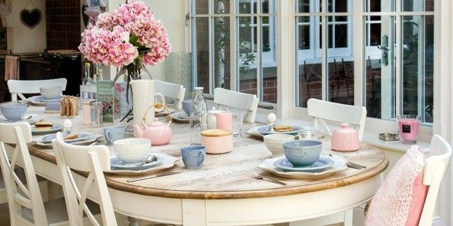 Table design in trend colors Serenity and Rose Quartz