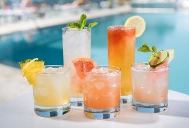 Top 10 Cocktails für das perfekte Gartenfest im Sommer
