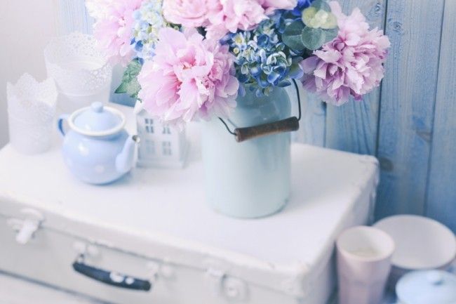 Trendfarben Serenity und Rose Quartz Nachttisch Blumen Deko Retro