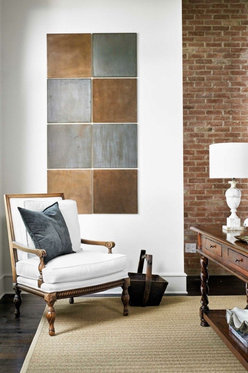 Wohnideen wandgestaltung altgold silber bronze weißer sessel