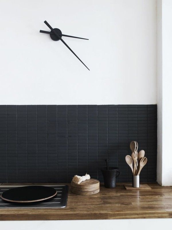 minimalistische Küche Küchenspiegel Fliesenspiegel schwarze Fliesen