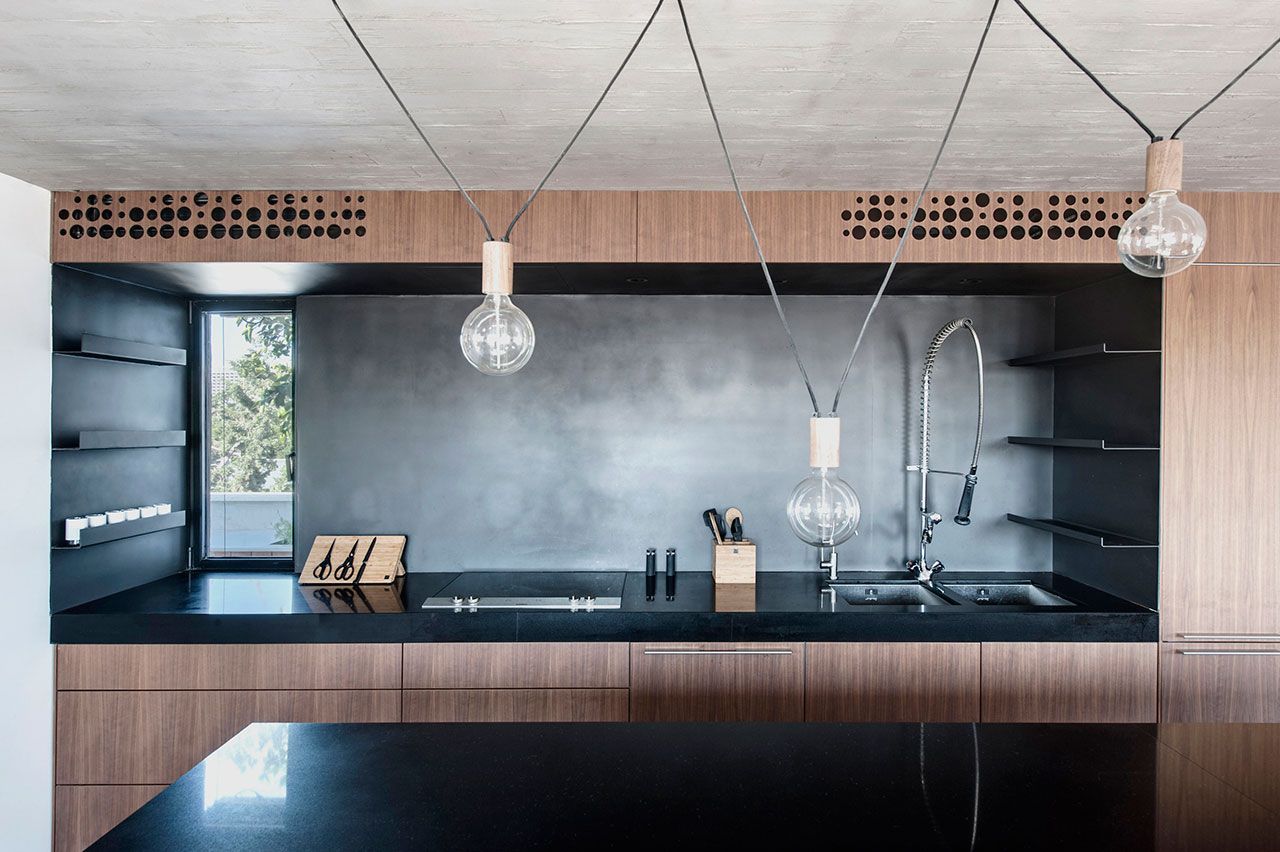 moderne Küche Nussbaum Hängeleuchte schwarze Küchenplatte