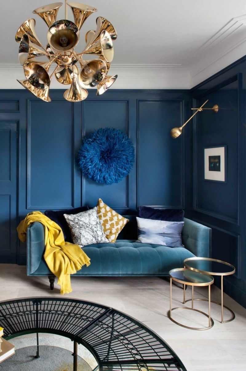 modernes Wohnzimmer in Blau Wohnideen Leuchte Gold