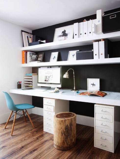 schwarze Wand im Home Office weißer Schreibtisch Schubläden Einrichtungsideen