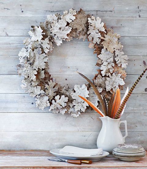 Intertwine-maple-and-oak-leaves-together-in-the-autumn-wreath