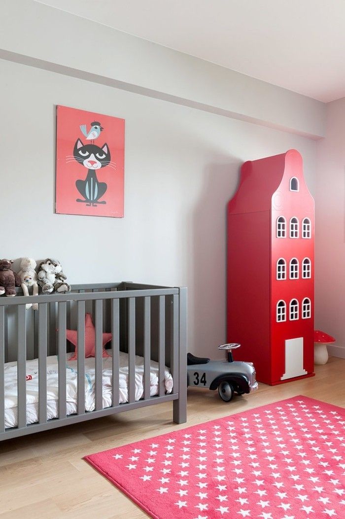 babyzimmer-modern-graues-babybett-roter-teppich