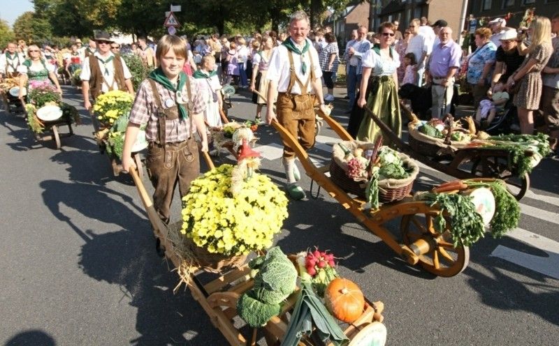 Harvest holiday. Праздник урожая в Германии Erntedankfest. Праздник Кирмес в Германии. Праздник урожая в Британии. Праздник Благодарения в Германии.