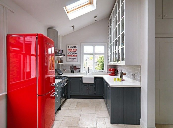 kuhlschrank-rot-skylight-dachfenster-graue-kuchenschranke