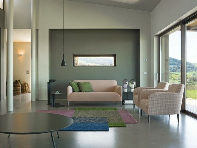 pastelltone-wohnzimmer-einrichten-modern-bunter-teppich-sessel-sofa