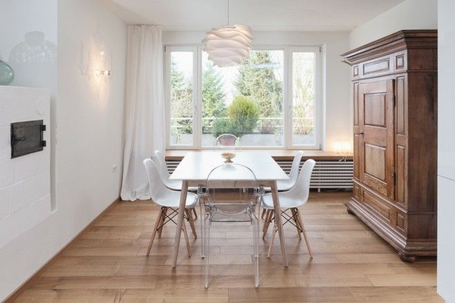 scandinavian-dining-room-with-wise-walls-brown-wooden-floor