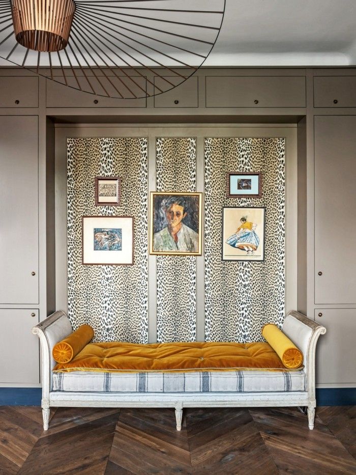 animal pattern-wall-design-ideas-wallpaper-sofa