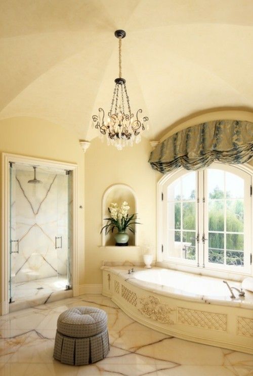 badewanne-badezimmer-ideen-marmor-kronleuchte