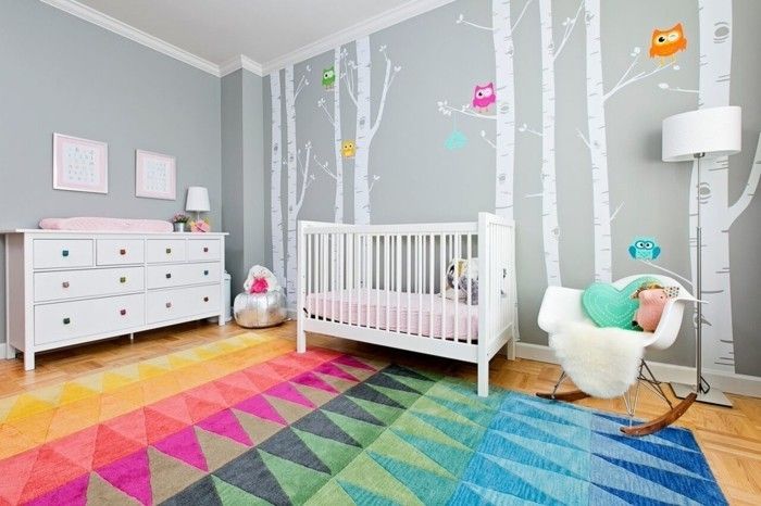 frisches-babyzimmer-bunter-teppich-weises-gitterbett