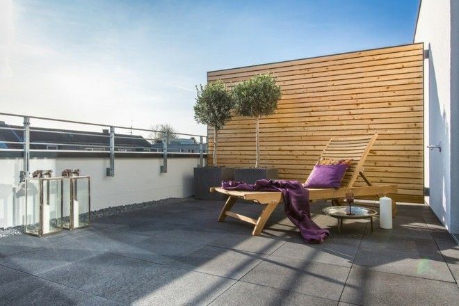 modern-terrasse-und-balkon-liegestuhl-sichtschutz-aus-holz