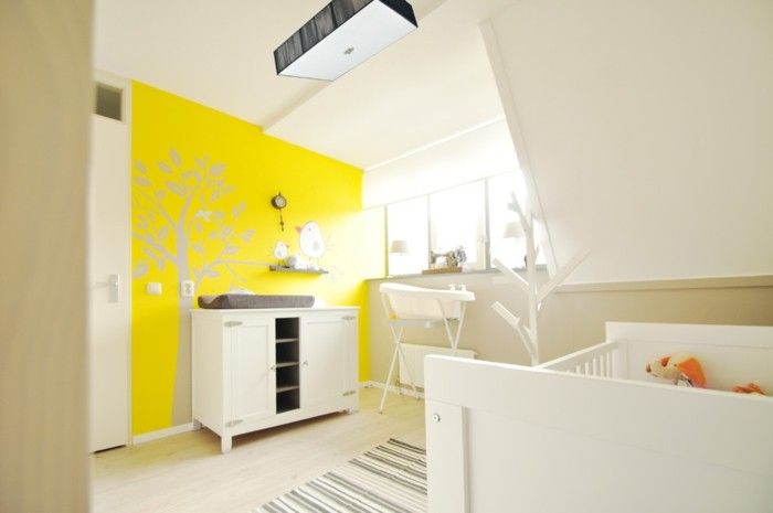 stilvolles-babyzimmer-komplett-gelbe-wand-weise-wickelkommode