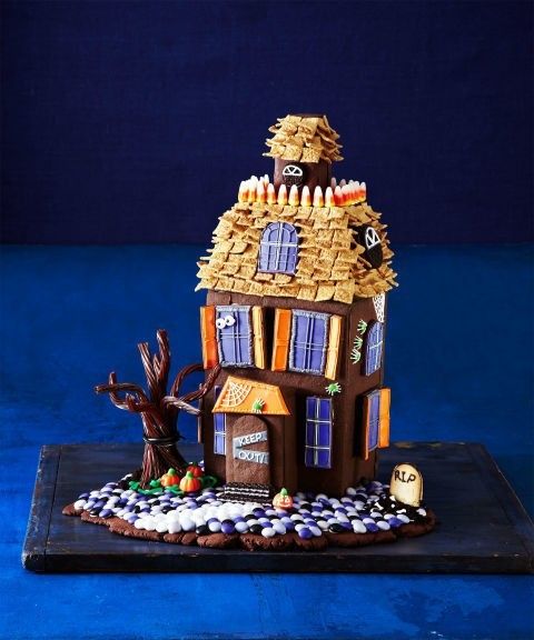 Haunted-house-made-of-crackers-and-chocolate