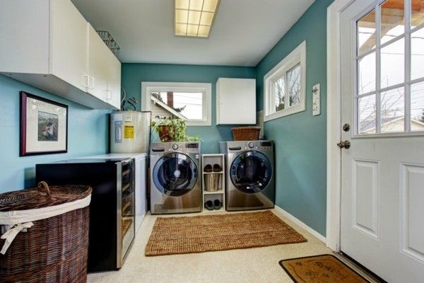 hellblaue-waschkuche-mit-modernen-waschgeraten-und-weisen-schranken
