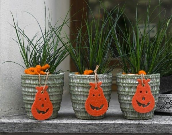 decorate-the-flower-pots-depending-on-halloween
