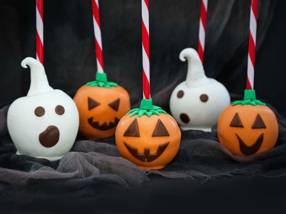 candied-apple-as-little-ghost-halloween-decoration