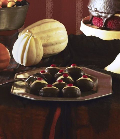 chocolate-eyeball-as-halloween-table-decoration