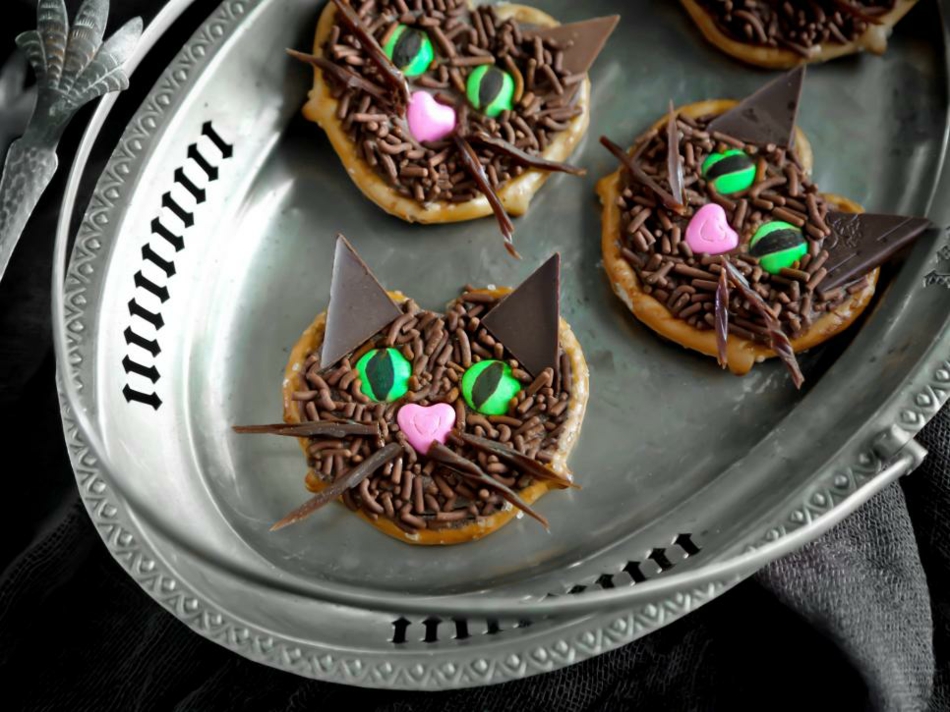black-cats-to-nibble-make-us-happy-halloween-decoration