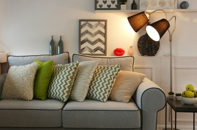 schones-modernes-wohnzimmer-mit-grauem-sofa-und-stehlampe