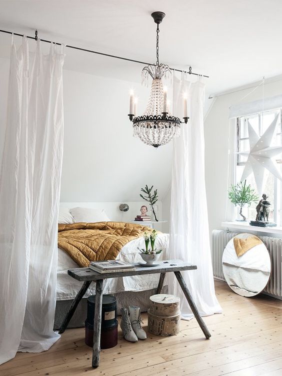 cozy-bedded-room-charme-star-at-the-window-mirror