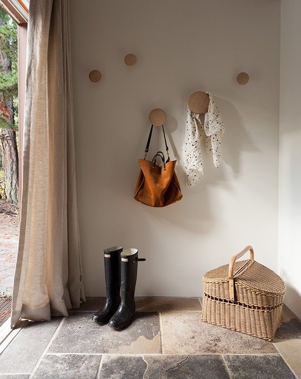 small-hall-stoneware-tiles-hook-basket-boots