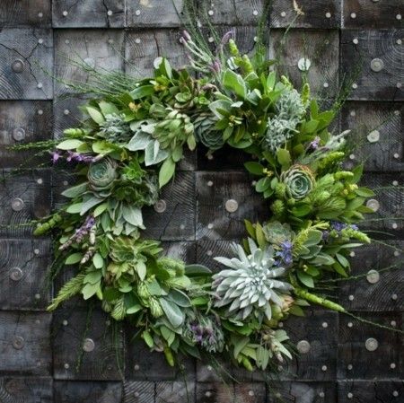 wreath-garlands-green-christmas-decorations