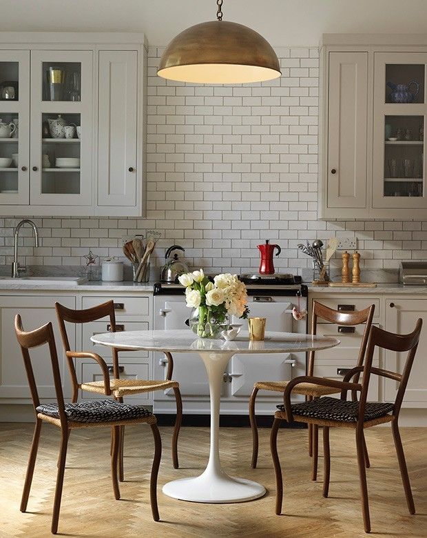 modern-kitchen-brick-wall-dark-mortel-dining-table-chairs-hanging-lamp-made of brass