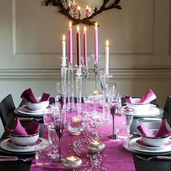modern-festive-table-set-purple-and-silver-chic-and-glamorous
