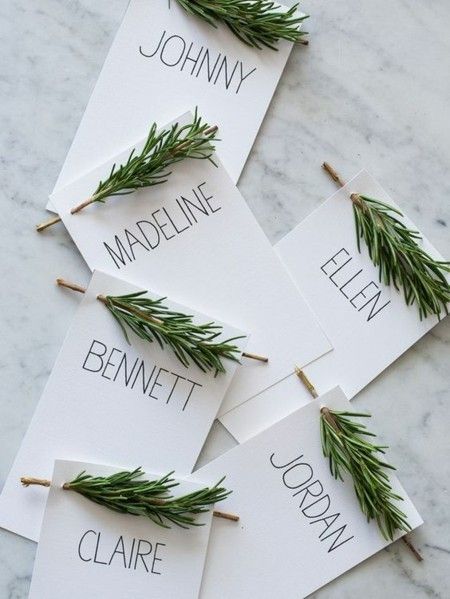 name-cards-at-the-festive-table-christmas-decorations