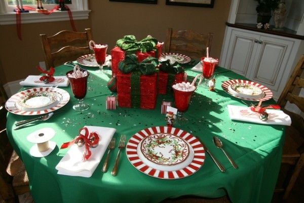 red-green-white-decoration-christmas-table