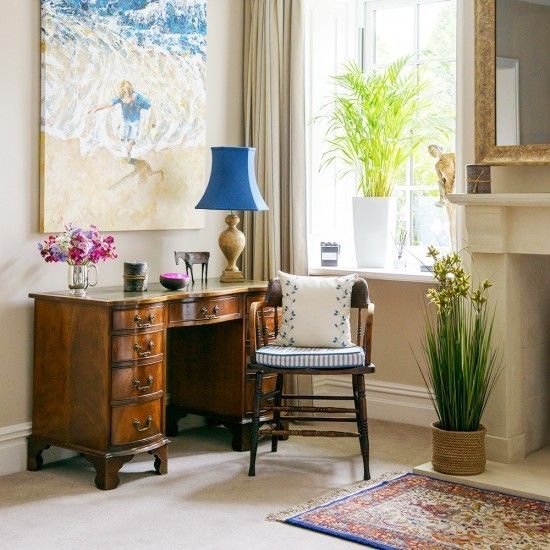 traditional-work-corner-with-classic-office-furnishings