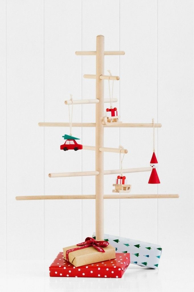 weihnachtsbaum-holzstabchen-kleine-deko-figuren-weihnachtsgeschenke
