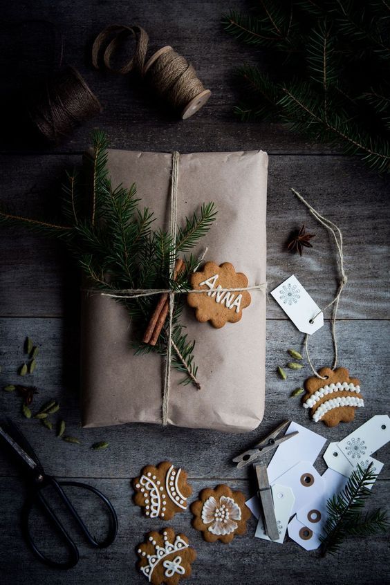 weihnachtsgeschenk-packpapier-zimtstabchen-lebkuchen