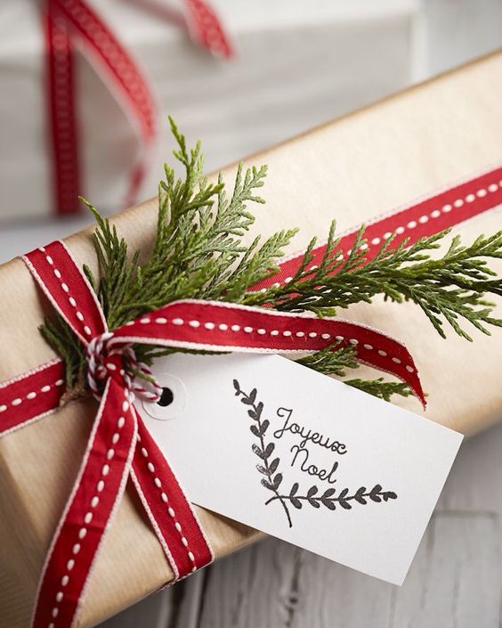 Weihnachtsgeschenke in Liebe verpackt Creatissimo Mit edlen Geschenkanhängern und Geschenkpapier 