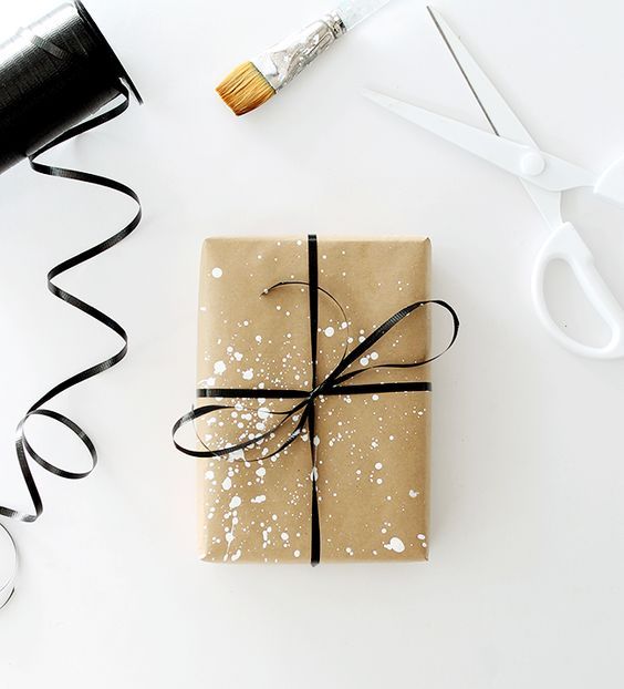 weihnachtsgeschenk-packpapier-schwarzes-band-schneepulver