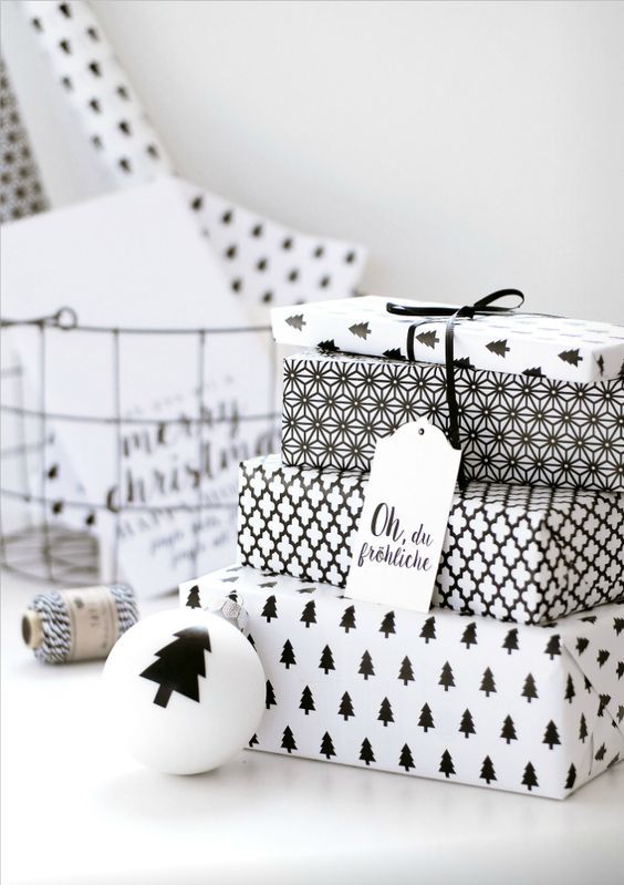 christmas-gifts-wrapping-paper-black-and-white-pattern