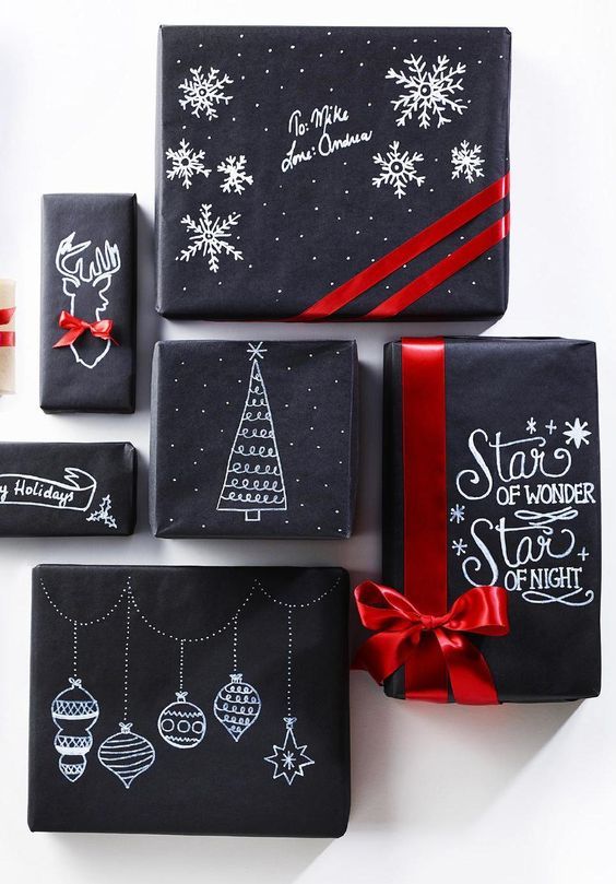weihnachtsgeschenke-schwarzes-packpapier-weise-zeichnungen-rotes-band-schleife