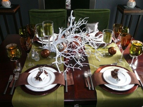 christmas-table-in-brown-and-green