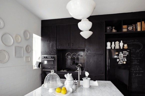 wohnbereich-kuche-in-schwarz-moderne-kuchen-bilder