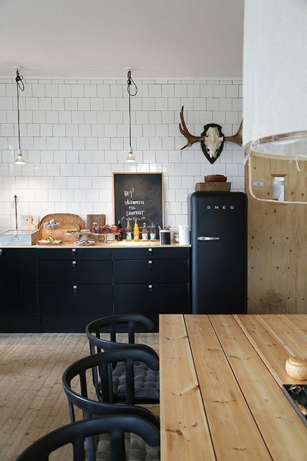 kitchen-mirror-trends-black-furniture